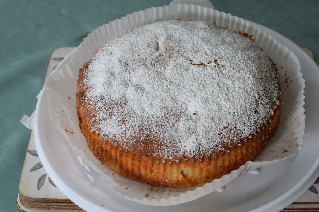 Pan di spagna ripieno di crema