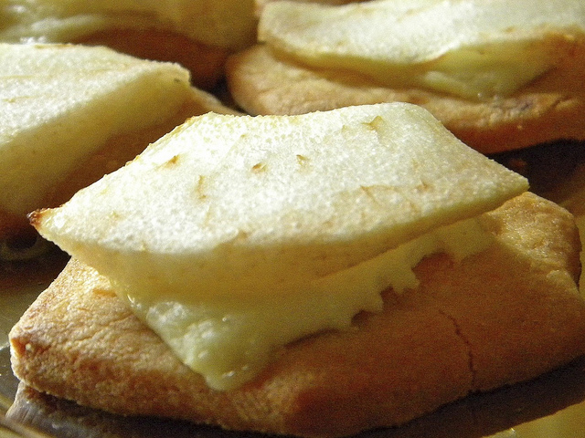 Biscotti salati con pere e caprino