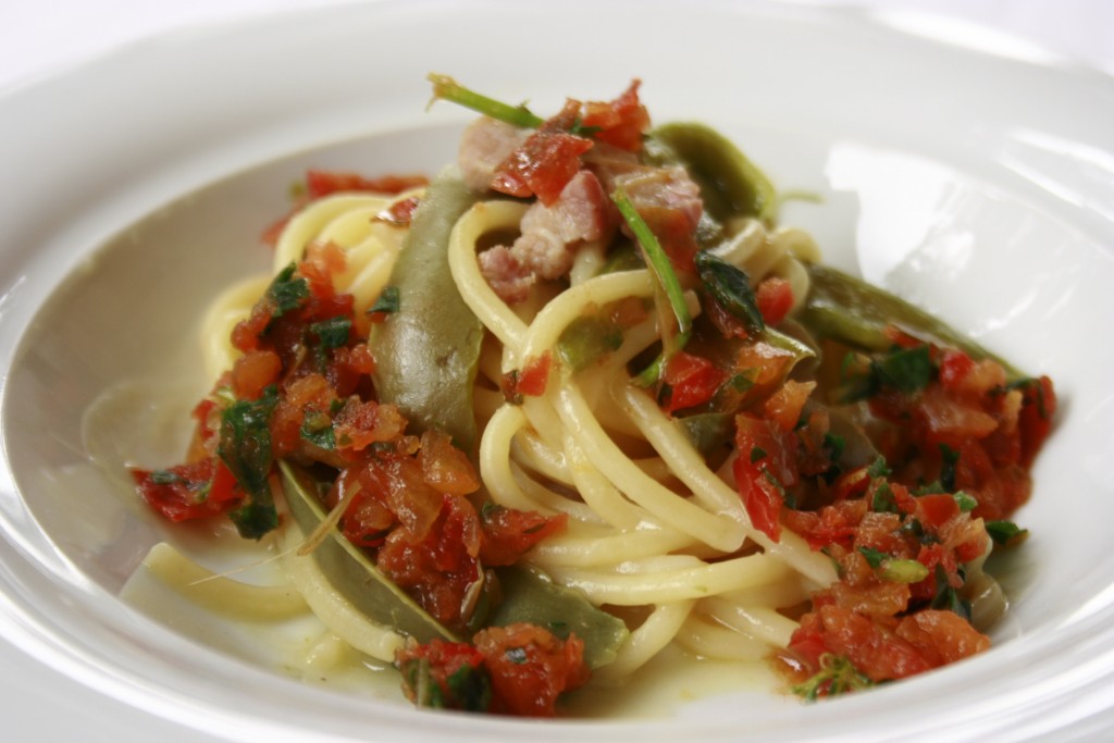 Pasta con peperoni e pancetta