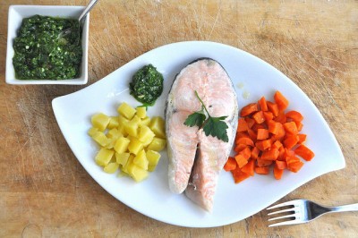 Salmone e patate in salsa verde al vapore