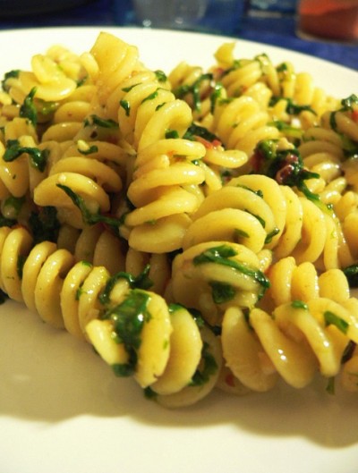 Fusilli con pomodori secchi, bieta e pinoli