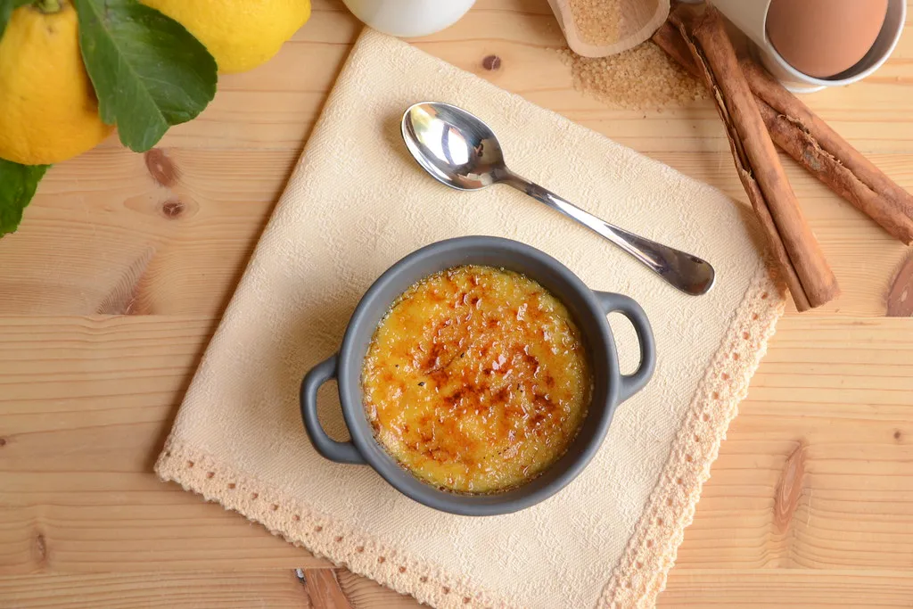 una porzione di crema catalana bimby vista dall'alto: si nota la crosticina caramellata in superficie