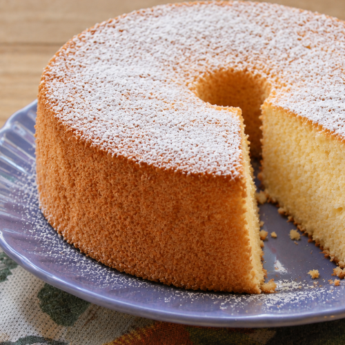 Una chiffon cake appena sfornata su un piatto