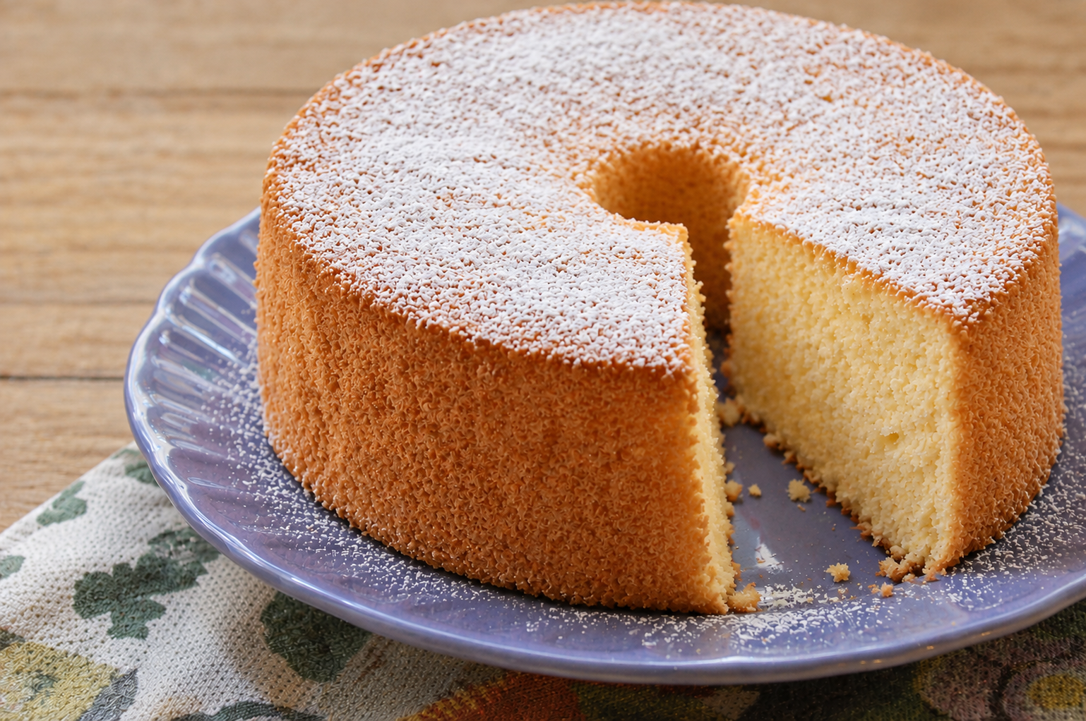 Chiffon Cake con il Bimby Una chiffon cake appena sfornata su un piatto