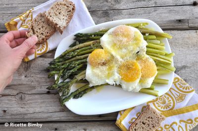 Asparagi e uova Bimby al vapore