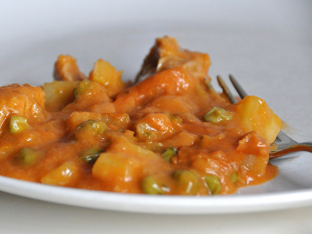 Spezzatino di vitello con patate e piselli