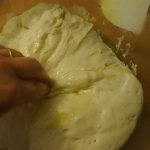 Pizza bianca romana Bimby: pieghe