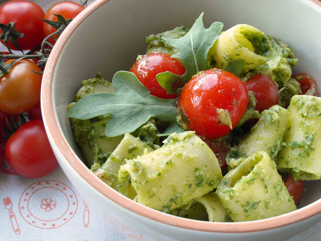 Pasta fredda con pesto, tonno e pomodori