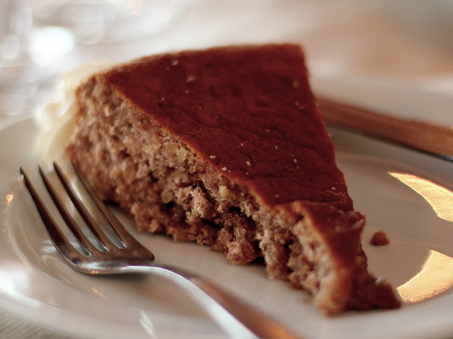 Torta con noci e uvetta