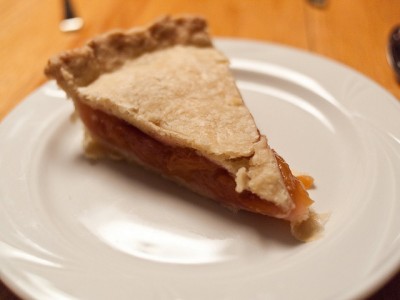 Torta con pesche, amaretti e cioccolato