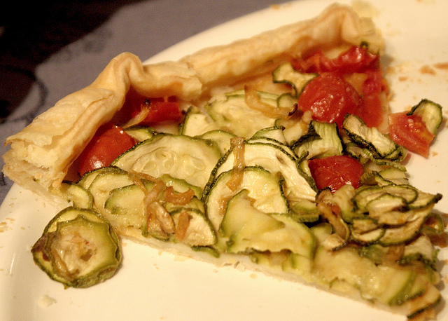 Torta rustica con zucchine e pomodorini