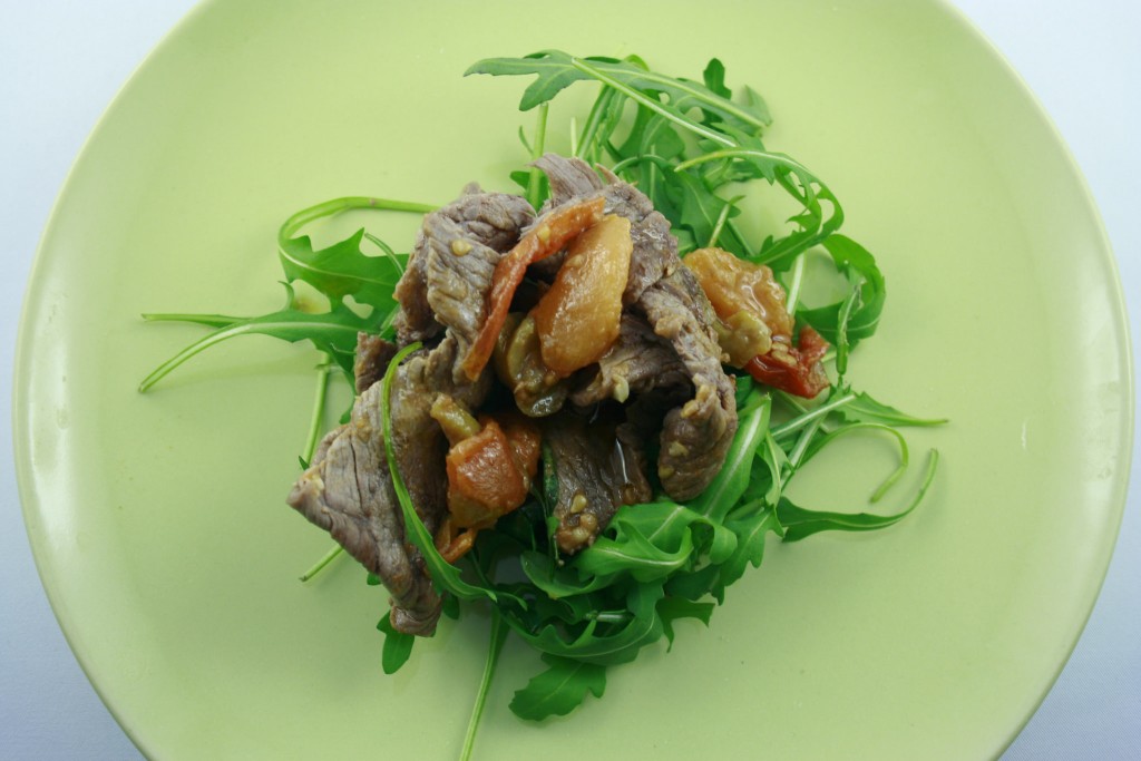 Straccetti di manzo con rucola e pomodorini