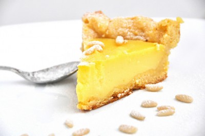 Crostata con crema al limone e pinoli