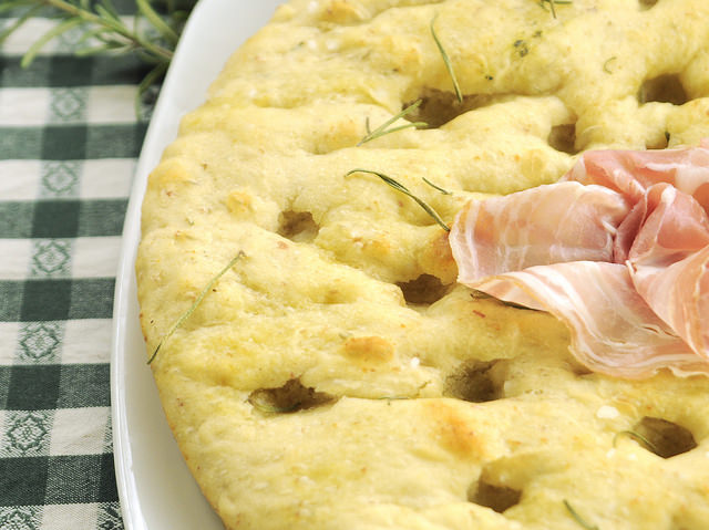 Focaccia di patate, pancetta e rosmarino