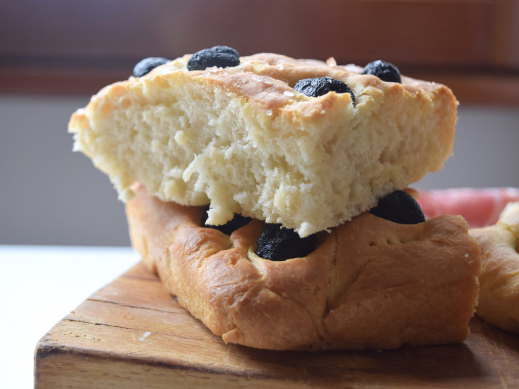 Focaccia con olive nere