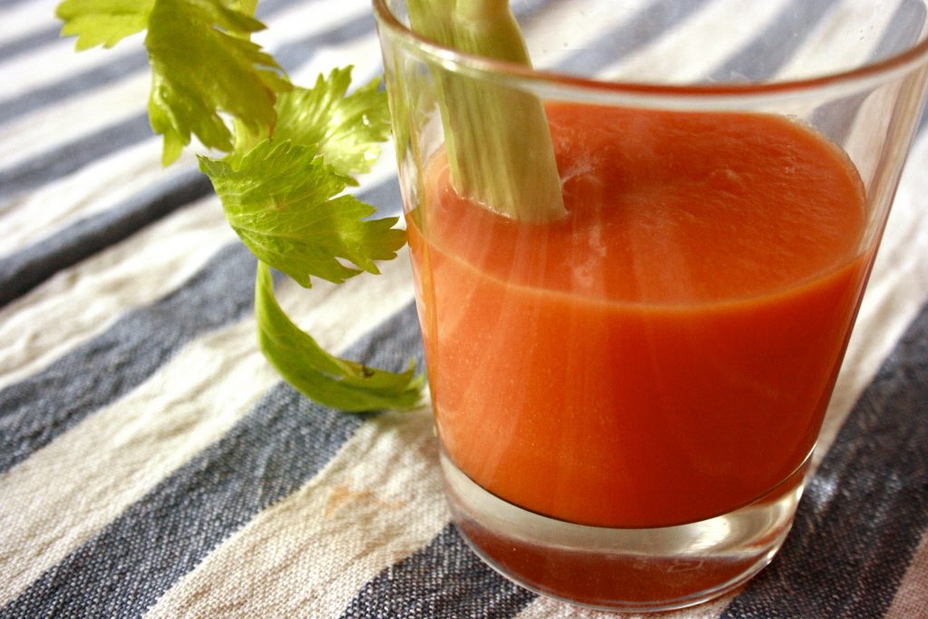 Smoothie carota, mela e arancia con zenzero