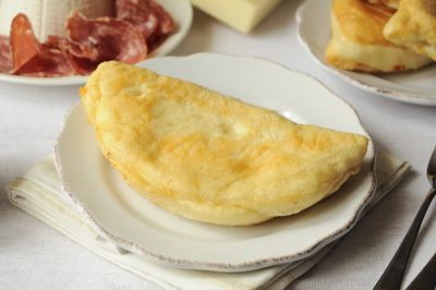 Pizza fritta napoletana con ricotta e salame