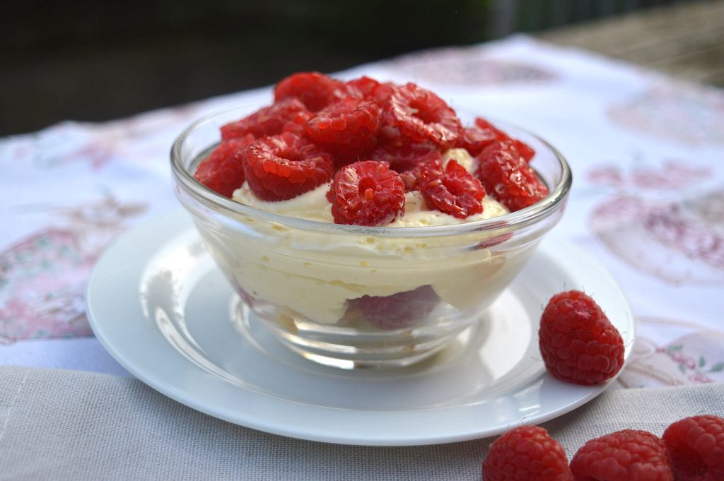 Coppa alla frutta con pan di Spagna e crema al mascarpone