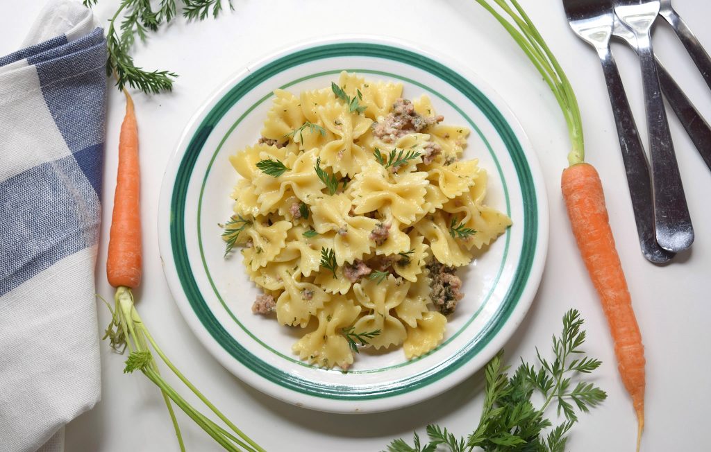 Pasta con ciuffi di carote e salsiccia