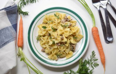 Pasta con ciuffi di carote e salsiccia