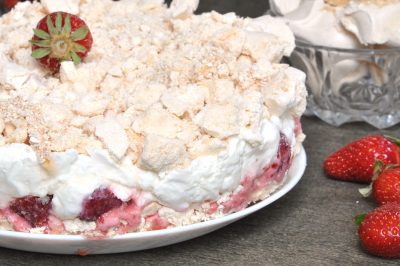 Torta gelato meringata alle fragole