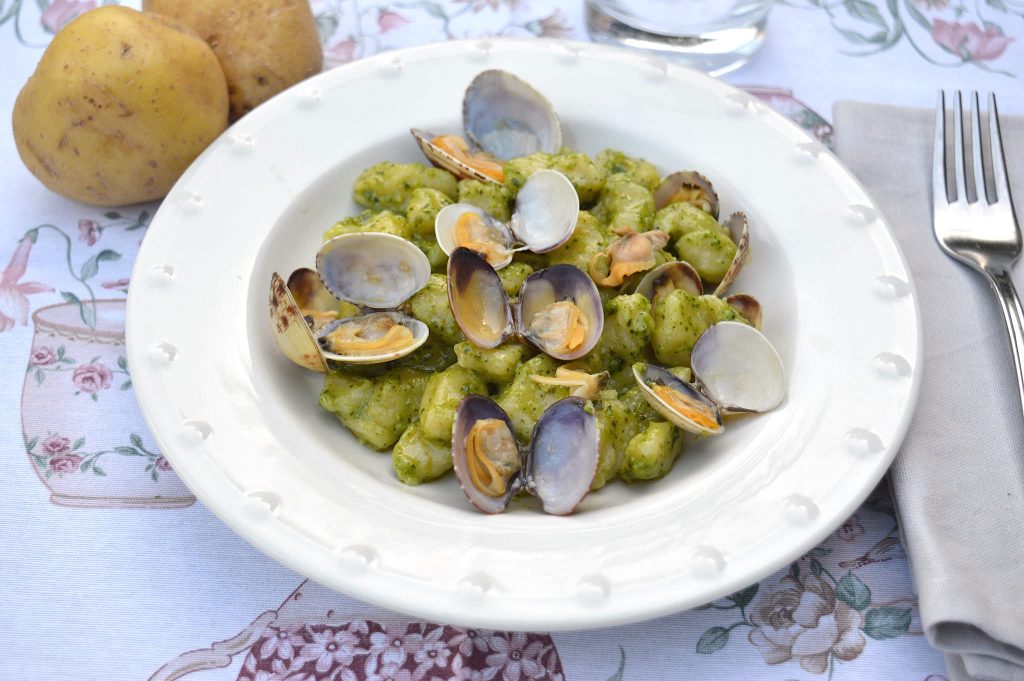 Chicche di patate con vongole e pesto