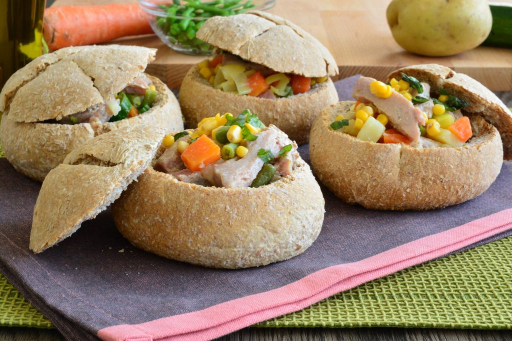 Insalata di verdure e tonno nel pane