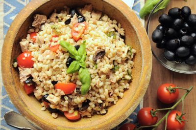 Insalata di orzo perlato con tonno e olive