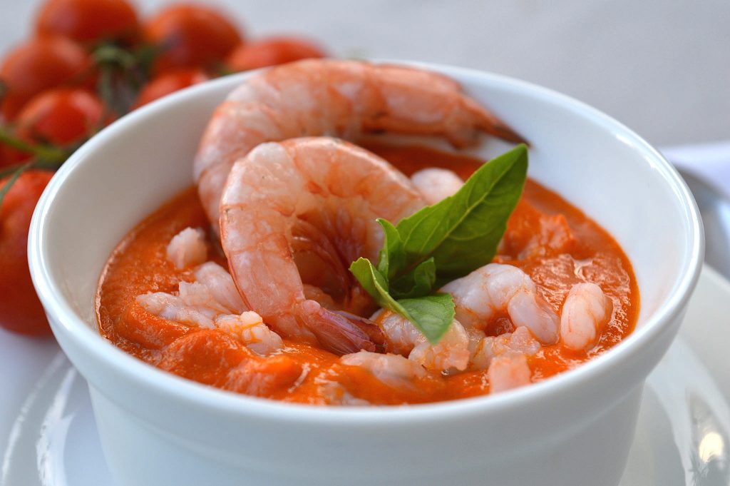 Zuppa di pomodoro con gamberi