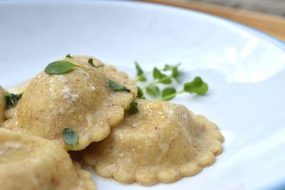 Ravioli integrali ricotta, noci e radicchio