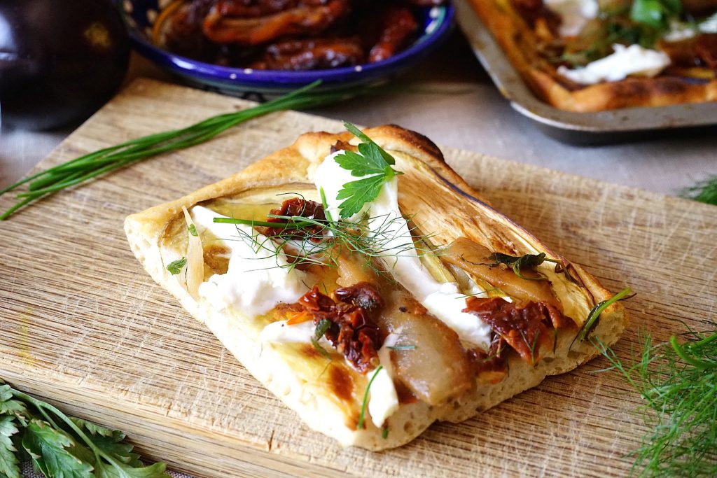 Pizza melanzane e mozzarella di bufala