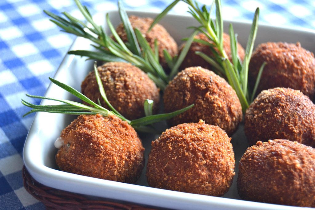 Polpette di pane con salsiccia cotta