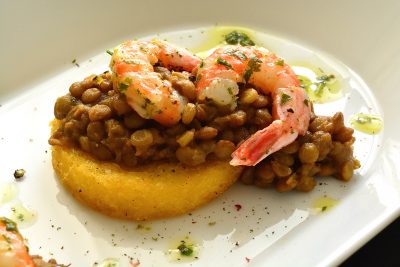 Lenticchie e gamberi su crostini di polenta