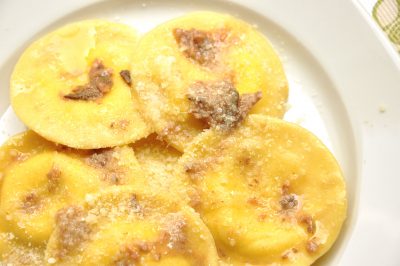 Ravioli con burrata e acciughe