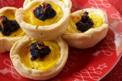 Tartellette con besciamella allo zafferano e caviale