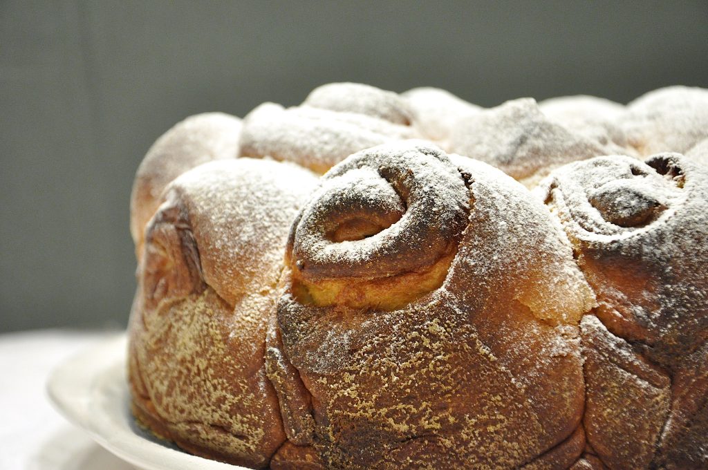 Torta di rose con crema pasticcera e gocce di cioccolato