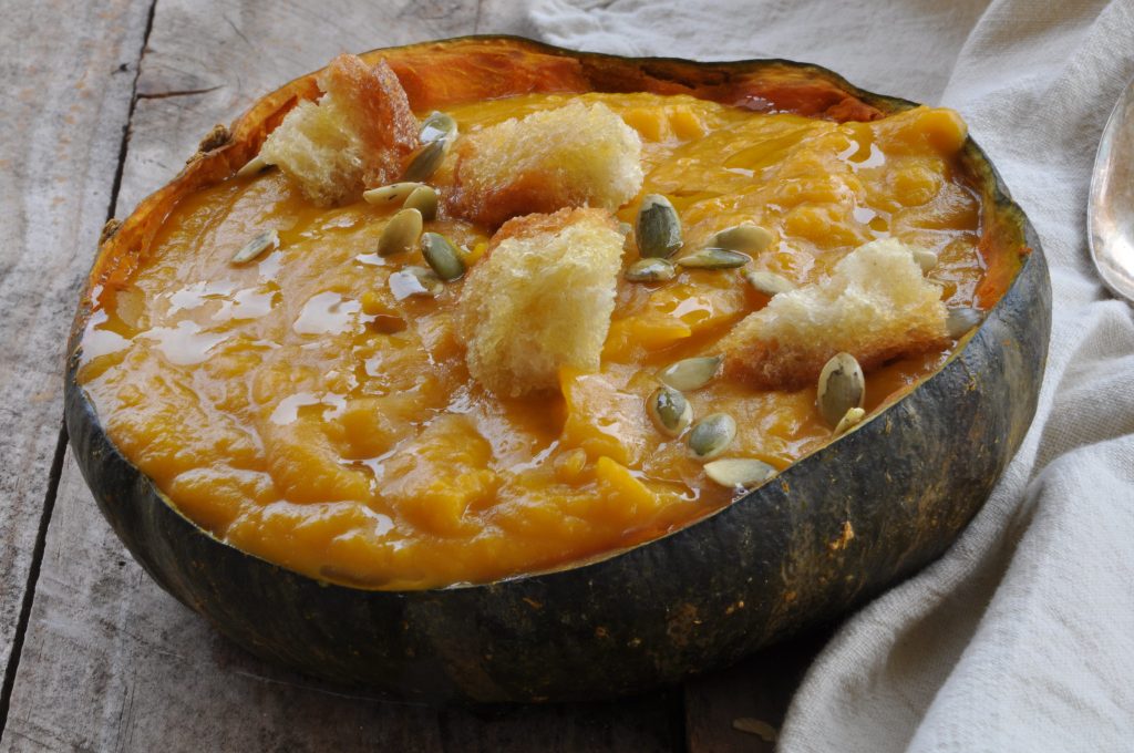 Vellutata di zucca Bimby servita nella ciotola di zucca