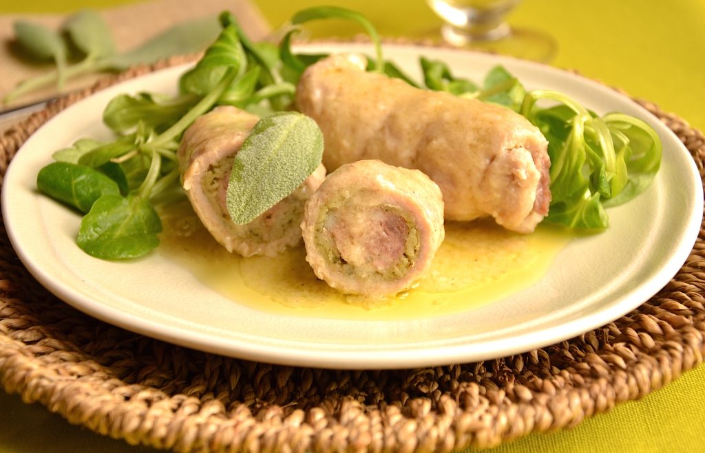 Involtini di carne ripieni di salsiccia