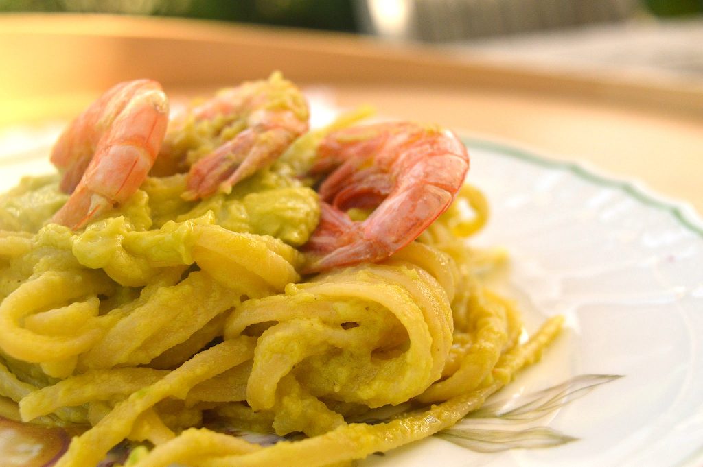 Pasta avocado e gamberi