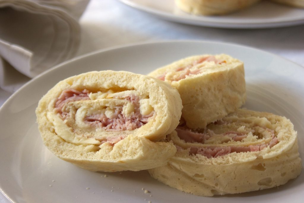 Rotolo di pane farcito