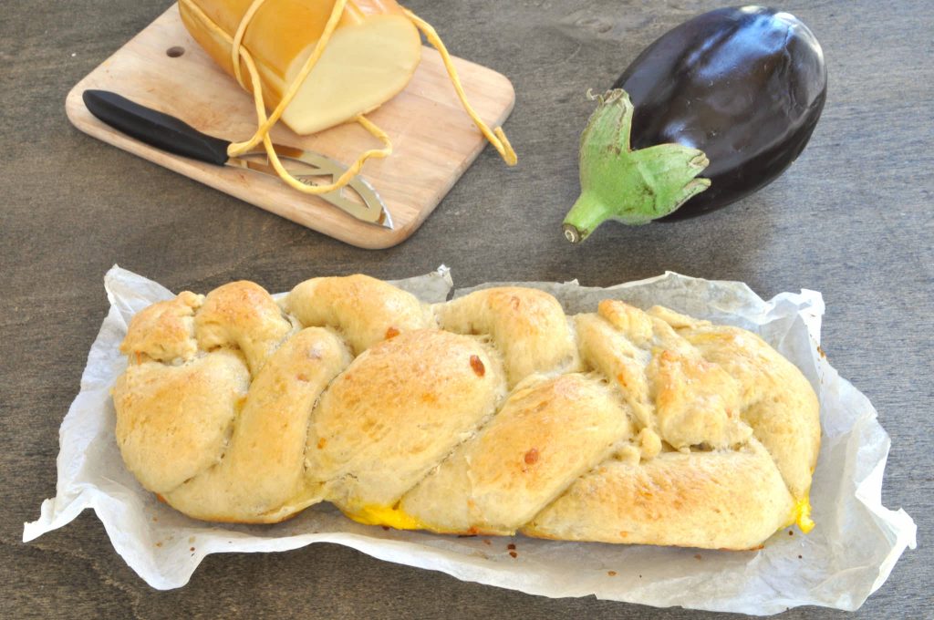 Treccia salata ripiena di melanzane e provola