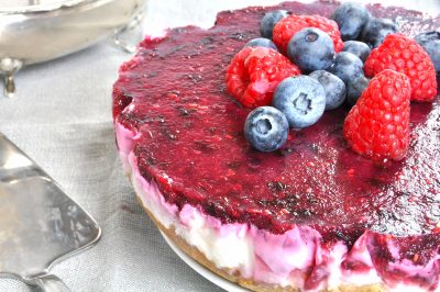 Torta fredda allo yogurt e frutti di bosco