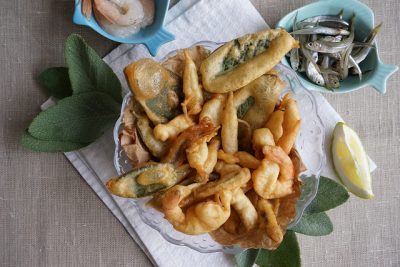 Frittura di pesce mista: gamberetti, latterini e salvia