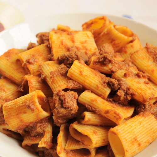 Un piatti di paccheri conditi con un ricco ragù napoletano preparato con il Bimby