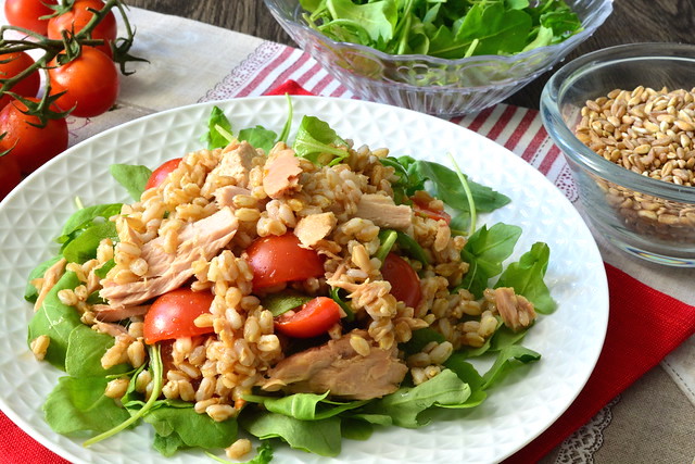 Insalata di farro con tonno e rucola