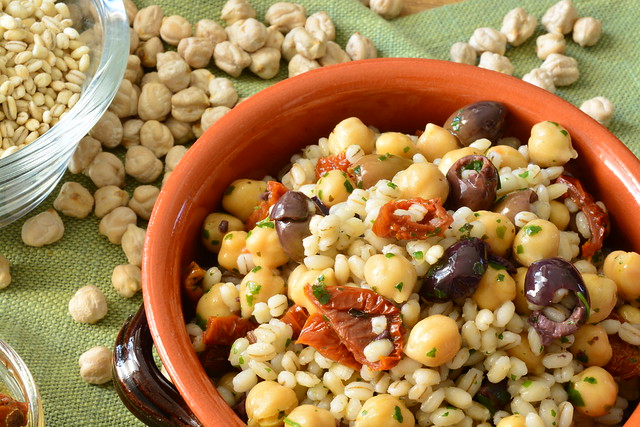 Insalata di orzo con ceci e pomodori secchi