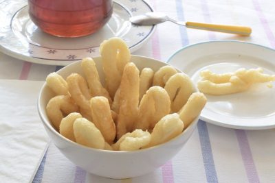 Zeppole scaldate (zirpuli scaudati)