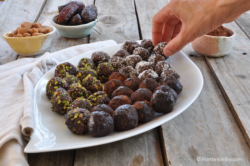 Tartufini vegan con datteri e mandorle Bimby