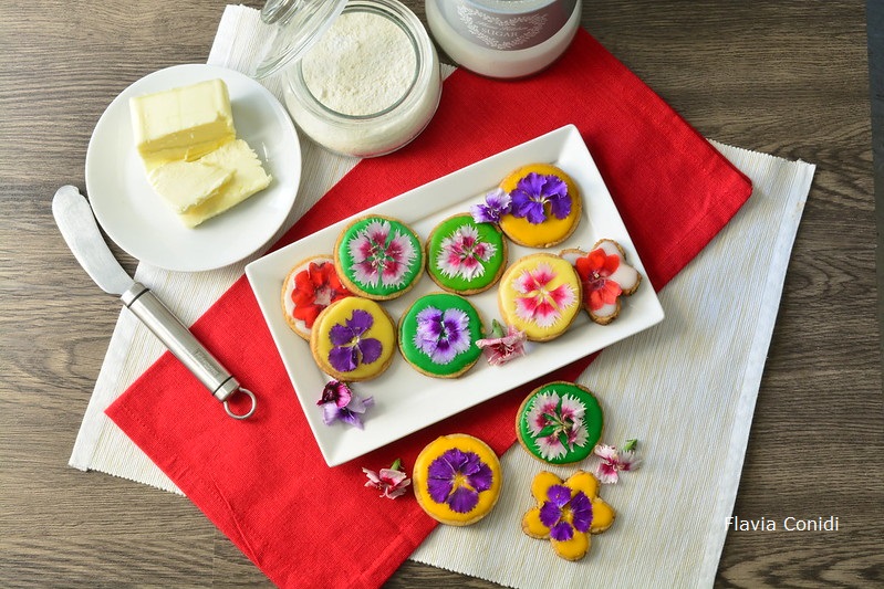 Biscotti ai fiori Biby: biscottini primaverili con fiori eduli e glassa