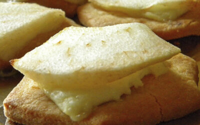 Biscotti salati con pere e caprino